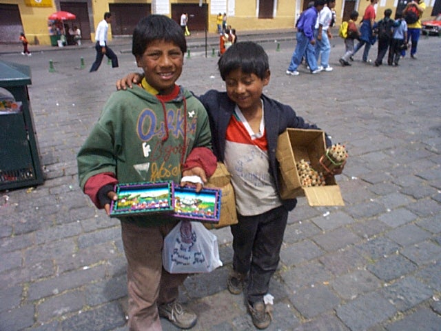 2 Strassenkinder in Quito.JPG - kids are trying to help with earning money